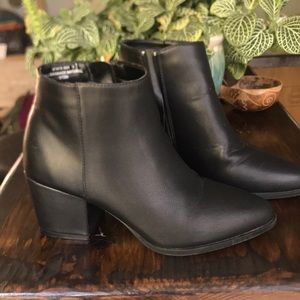 Lulus Black pointed toe bootie